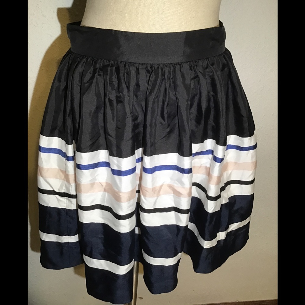 Kate spade short back zip flare skirt size 6